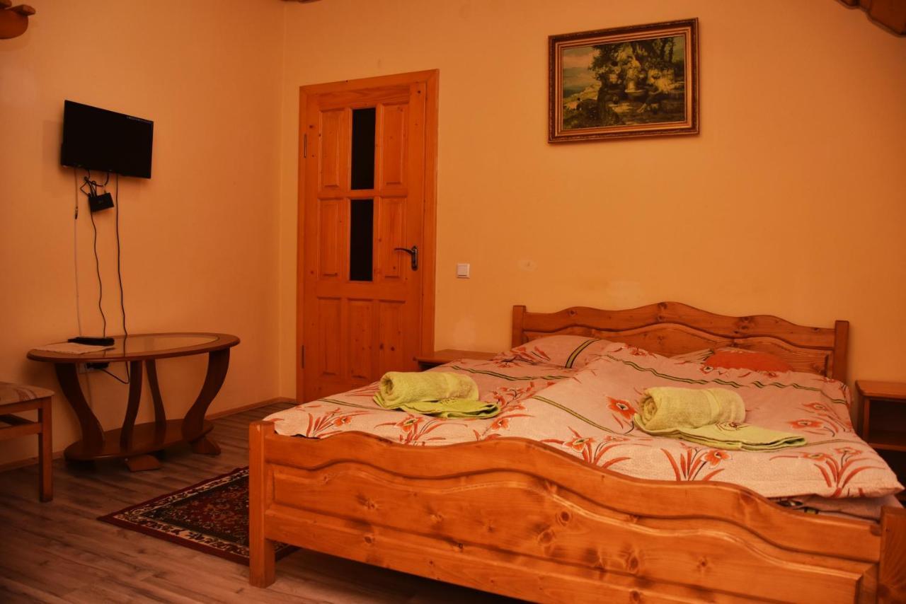 Guest House Mandrivnyi Rooms&Apartments Yasinya Εξωτερικό φωτογραφία